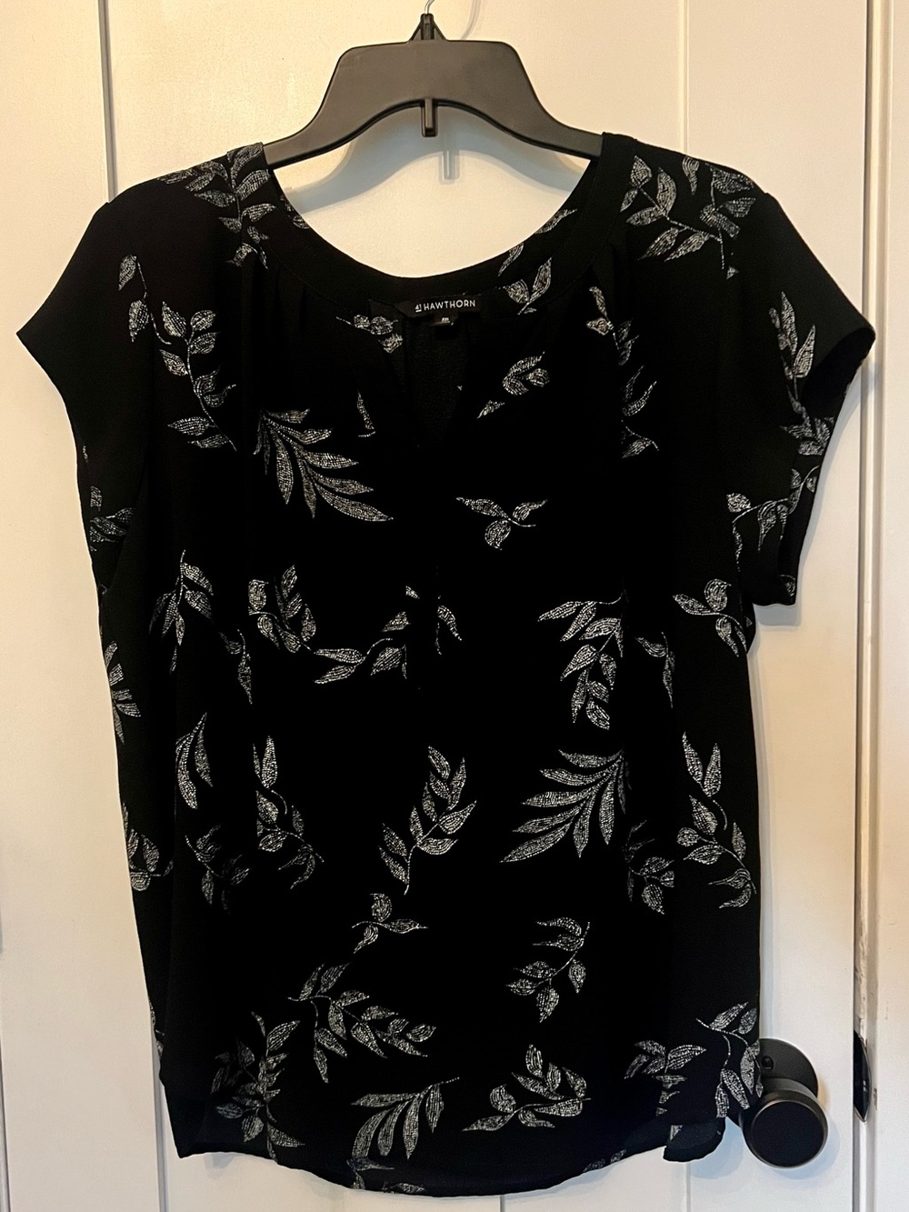 41 Hawthorn Black Leaf-Print Short Cap Sleeve Top
